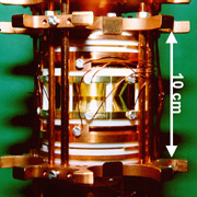 Для установки рекорда учёные воспользовались ловушкой Пеннинга (<a href="http://en.wikipedia.org/wiki/Penning_trap">Penning trap</a>). В ней осевое и радиальное смещения заряженных частиц контролируются двумя полями – однородным магнитным (в данном опыте – с индукцией в 4,5 Тл) и электрическим (фото Uni-MAINZ). 